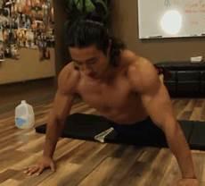 举腿卷腹